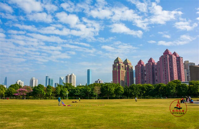 深圳人休闲的好地方,拥有最高的室外广场,很美丽的一座城市公园