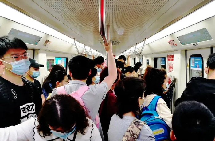 早高峰的武汉地铁（资料图）