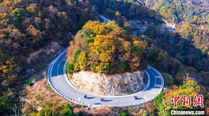 航拍金寨县的红岭公路一隅。　王峰 摄
