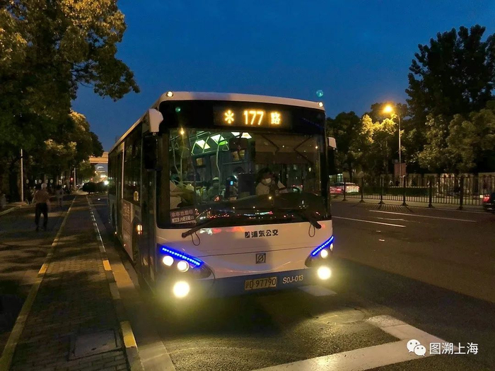 177路SWB6107PHEV10（S0J）型客车（张渊源 摄）