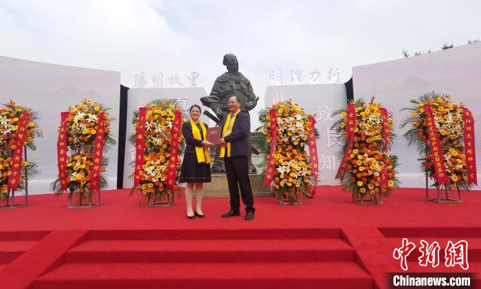 捐赠现场。　何蒋勇 摄