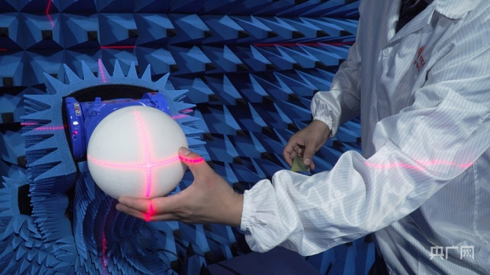 东君伟在做测试。（央广网记者 官文清摄）