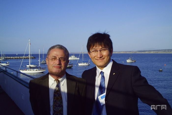 东君伟和博士生导师在美国加州参加国际计算电磁学会议。（央广网发 受访者供图）