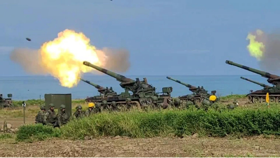 台军频频搞各类演习射击，渲染局势紧张。图为台陆军反登陆作战实弹射击（图片来源：台媒）