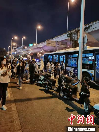 临时接驳公交车 上海市交通委供图