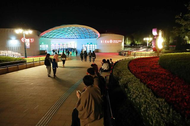 10月31日晚，地铁11号线迪士尼站外情景。 澎湃影像 图