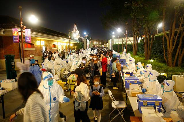 民警守护市民游客核酸检测。 上海市公安局 供图