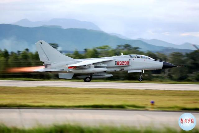 南部战区海军航空兵某旅跨昼夜飞行训练