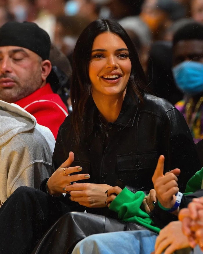 布克好福气啊詹娜吐舌头给男友庆生酸了酸了