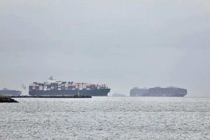 ▲这是10月22日拍摄的在美国加利福尼亚州洛杉矶附近海域等待卸货的集装箱货轮。新华社发