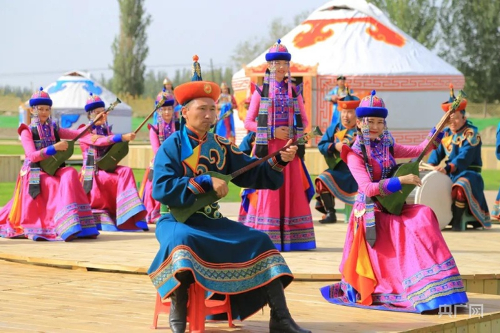 大河口的民宿正在进行文艺表演。央广网发