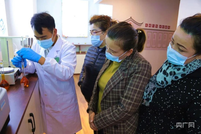 辣椒种植户正在检测色素辣椒的色价。央广网发