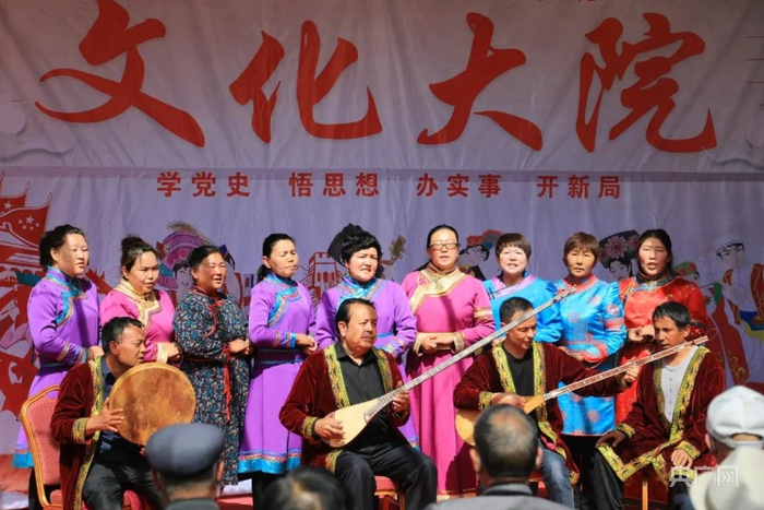 文艺小分队在文化大院表演。央广网发