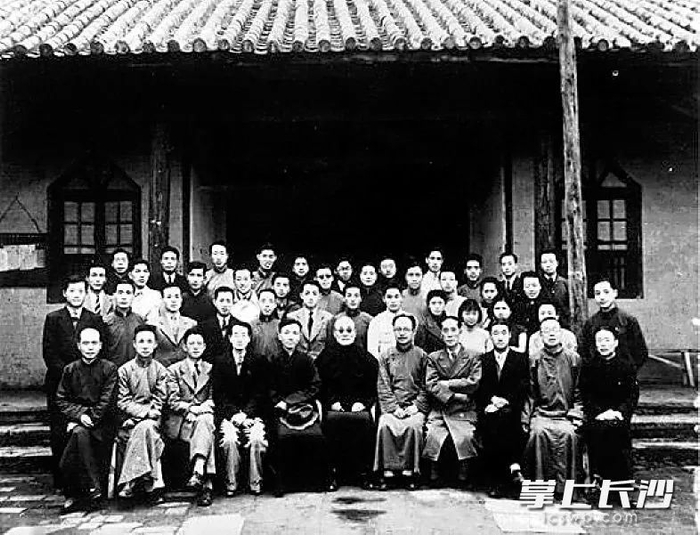 ▲ 西南联大教师合照。