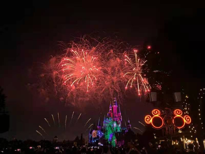 10月31日晚，上海迪士尼乐园的烟花照常绽放。受访者供图