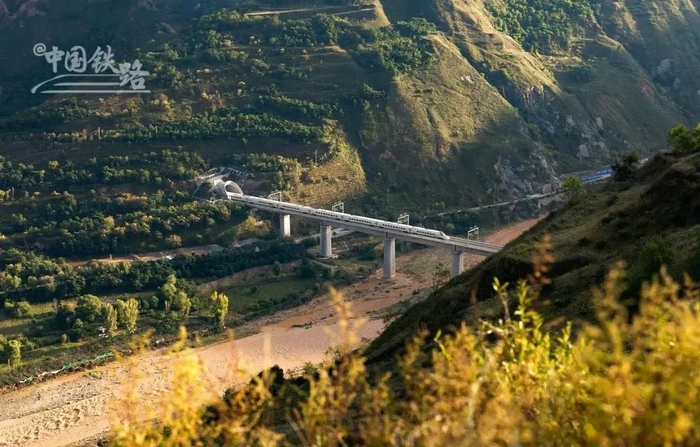 动车飞跃宝兰高铁南河川渭河大桥（中国铁路供图 刘增虎 摄）