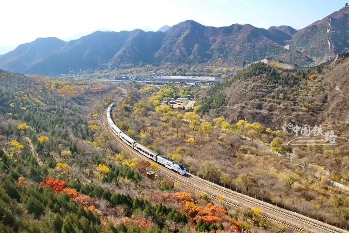动车驶过居庸关长城（中国铁路供图 陆宇翔 摄）