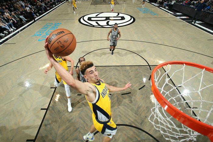 杜阿尔特在比赛中扣篮。