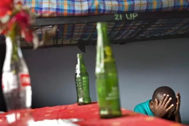 资料图：肯尼亚一名13岁的女孩因逃避割礼躲进安全屋。图片来源：视觉中国