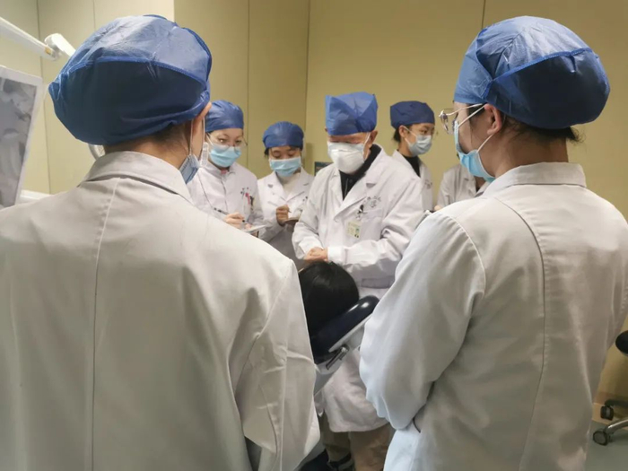 　　10月22日上午，湘雅二医院口腔科，凌天牖和规培生一同问诊。新京报记者 汪畅 摄 　　从一个人到一群人