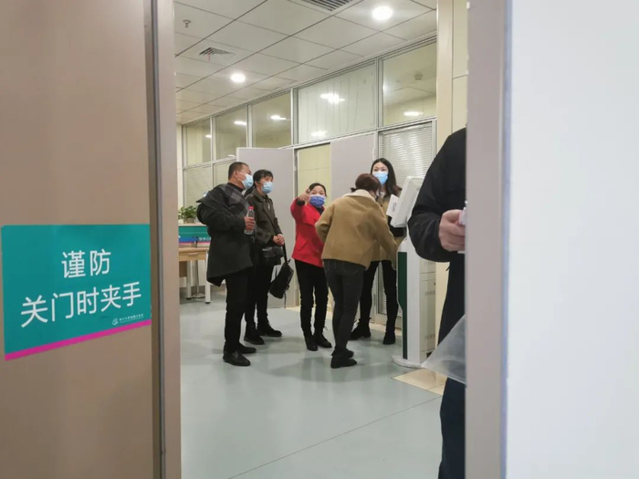 10月22日8点不到，湘雅二医院口腔科，病人陆续来到导医台签到。新京报记者 汪畅 摄