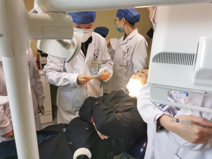 10月22日，湘雅二医院口腔科，凌天牖正在出诊。新京报记者 汪畅 摄