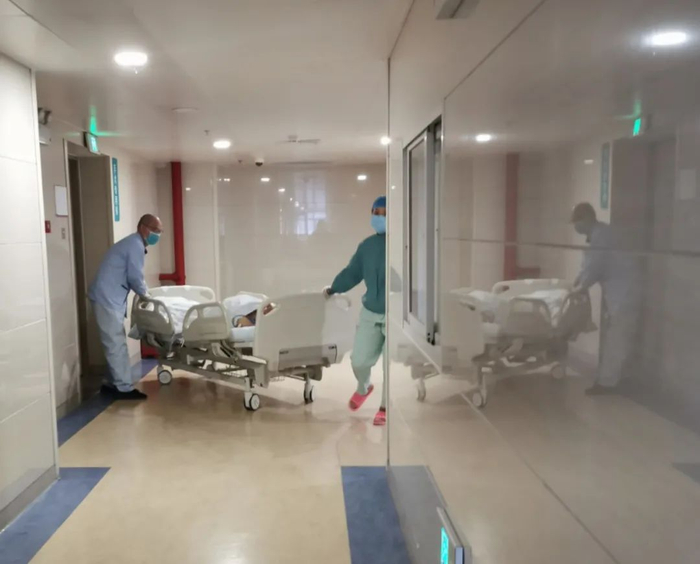 10月21日下午，湘雅二医院口腔科，一位刚做完手术的病人被推进病房。新京报记者 汪畅 摄