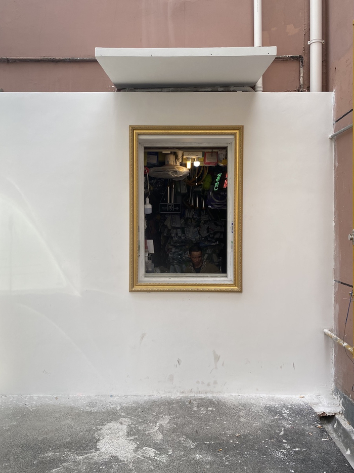 五金店外的《窗口》澎湃新闻记者 钱雪儿 拍摄