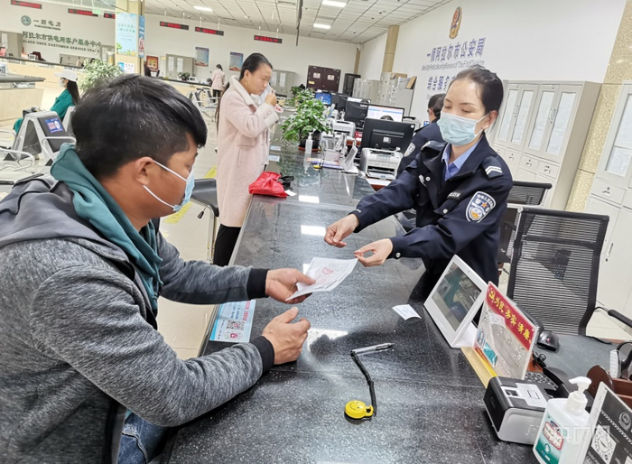 市民在公安局为民服务窗口办理户籍。杨永萍 摄 央广网发