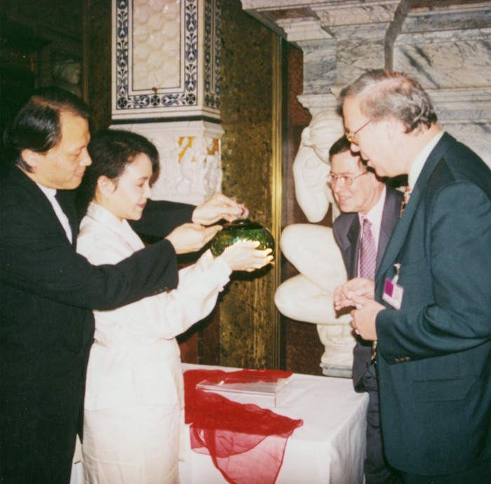 1998年，杨惠姗作品获英国V&A博物馆收藏
