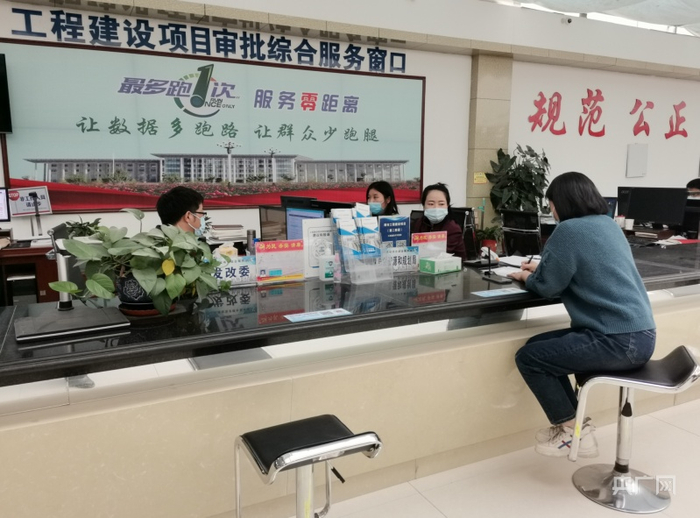 市民在窗口办理项目审批手续。杨永萍 摄 央广网发