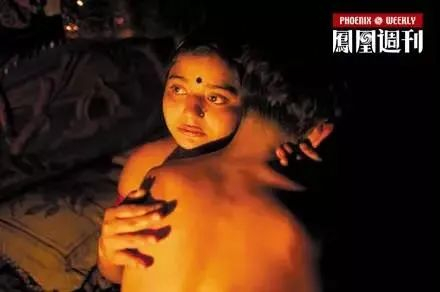 孟加拉国东北部城市坦盖尔县的妓院里，未成年妓女Hashi抱着她的“丈夫”。图片来源：凤凰周刊