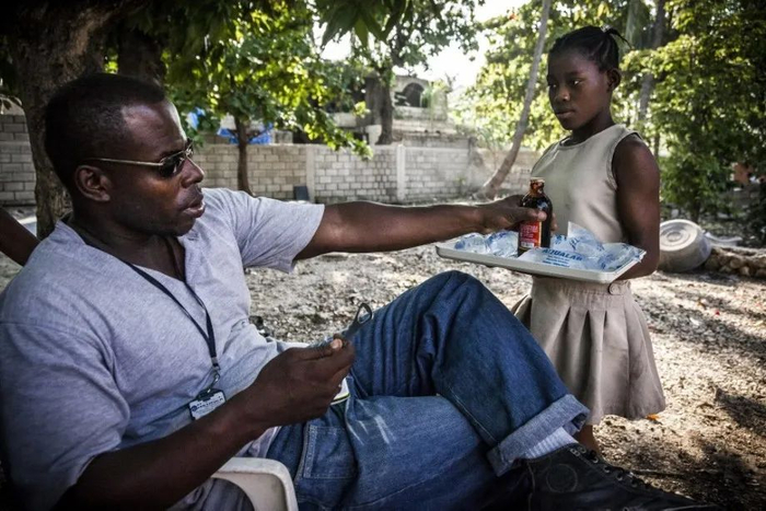 Judeline Reguste，海地太子港一个英语老师家庭里的12 岁仆人。图片来源：环球网