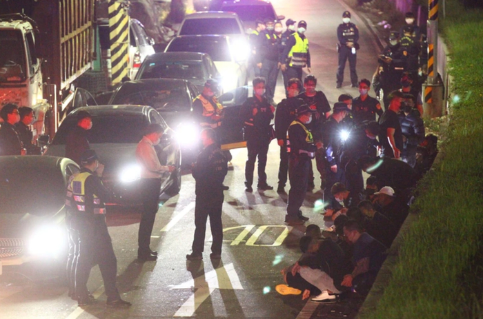 警方拦下近10辆车、多人，进行盘查。图自台媒