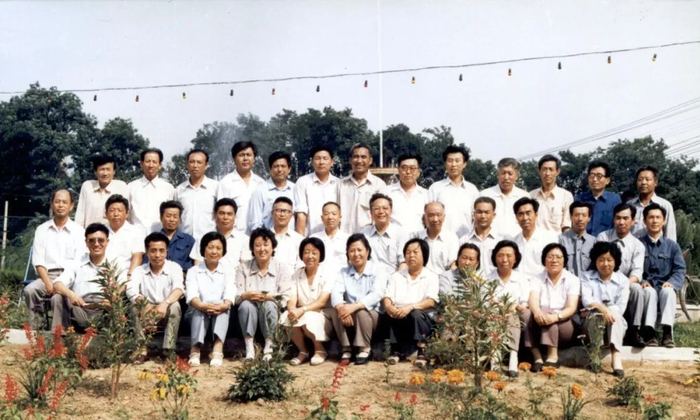 △ 顾诵芬（中右七）与飞机设计室老同事合影