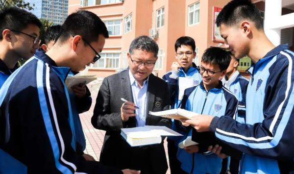 马大为在南阳为学生签字赠书