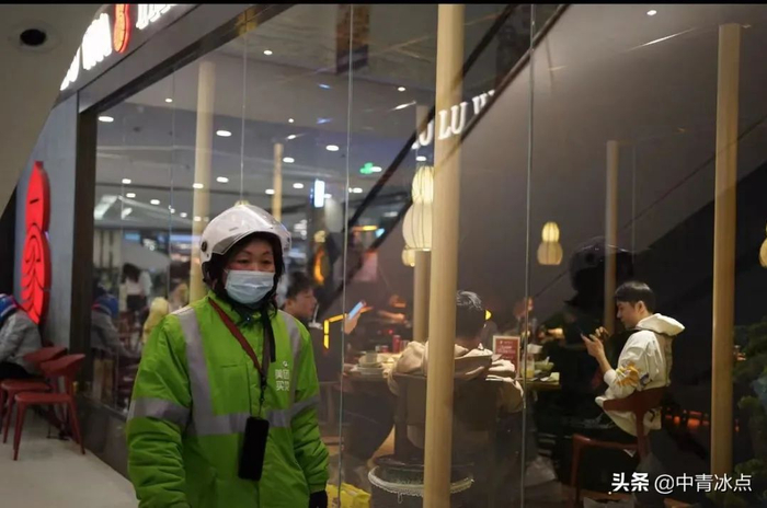 2021年元宵节，一名骑手在工作时经过北京朝阳大悦城。王嘉兴/摄