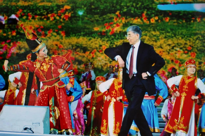 △ 2011年，清华百年校庆晚会上王大中登台翩翩起舞