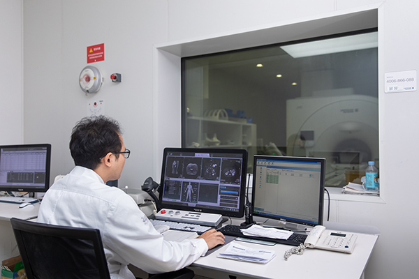 联影3.0T 磁共振在医院投入使用