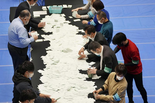 图说：10月31日，计票员在日本东京港区统计选票 新华社