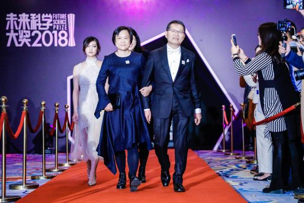 马大为与家人在未来科学大奖颁奖典礼上