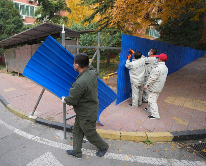 11月3日，丰台怡海花园，工作人员拆除围挡。新京报记者 陶冉 摄