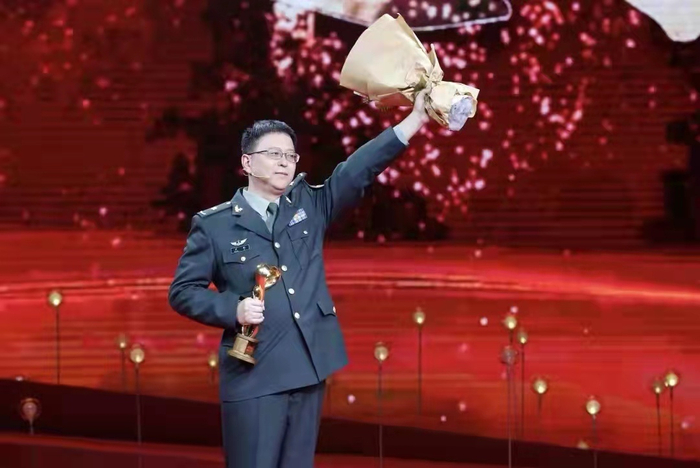 张曦教授代表课题组接受颁奖（央广网发 新桥医院供图）