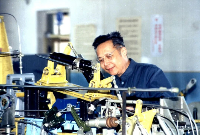 △ 工作中的顾诵芬