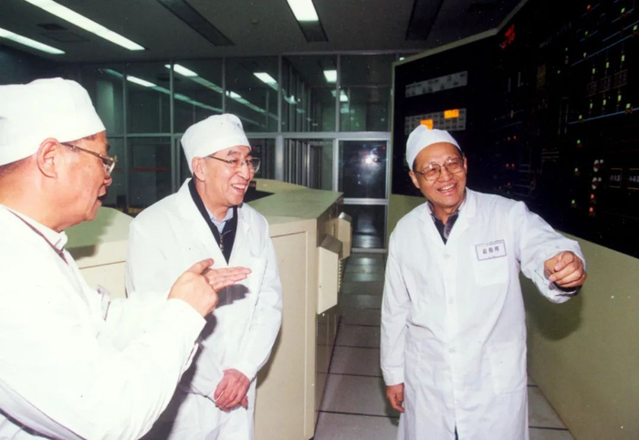 △ 2000年12月1日，王大中（中）、吴宗鑫（右）在清华大学10兆瓦高温气冷堆临界现场