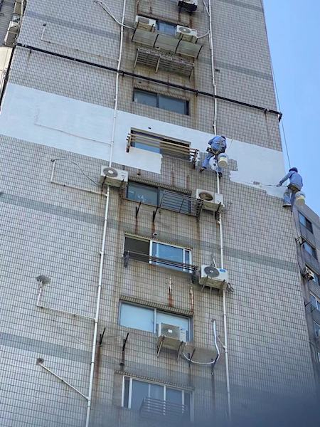 图说：近期，金桂苑小区部分业主自行“打补丁”解决外墙渗漏 采访对象供图（下同）