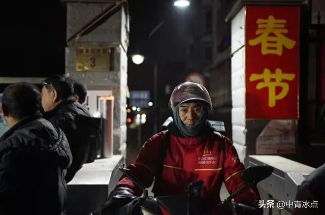 2021年春节期间，一名外卖骑手正在送餐。王嘉兴/摄
