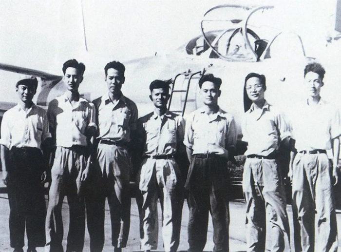 △ 在歼教-1飞机前合影（左起：陆孝彭、叶正大、徐舜寿、王汇青、程不时、顾诵芬、汪子兴）