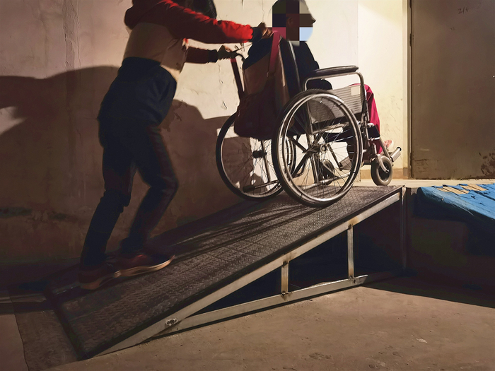 居民自己掏钱，在台阶上安装了一个坡道。