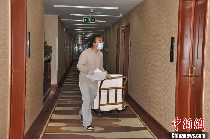 图为工作人员给滞留人员送餐。　张文婷 摄